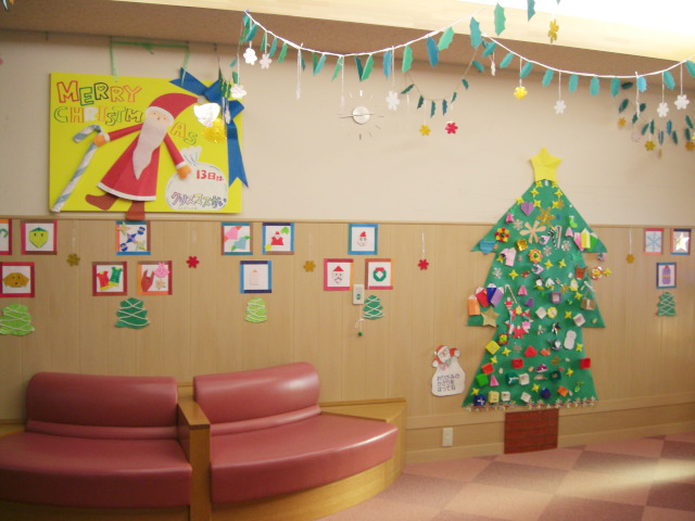 壁面飾り クリスマス 岐阜大学医学部附属病院小児病棟 ロビー