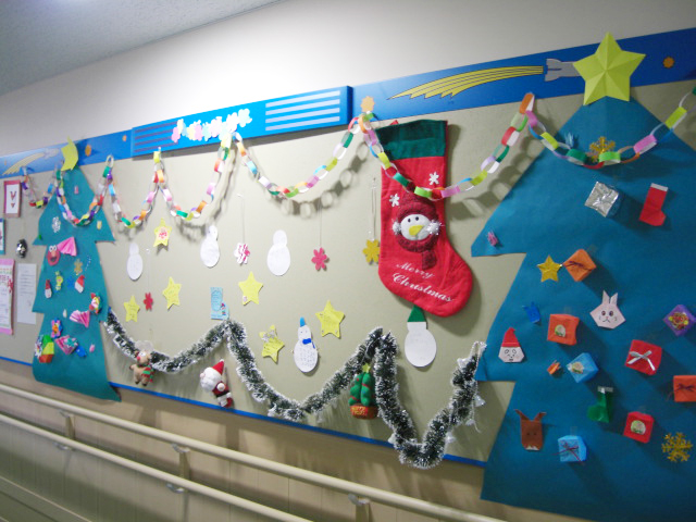 壁面飾り クリスマス 岐阜大学医学部附属病院小児病棟 廊下