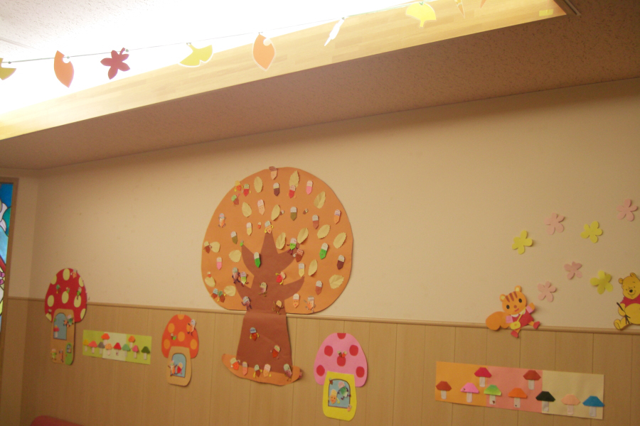 小児病棟の壁面飾り「ドングリのおうち」